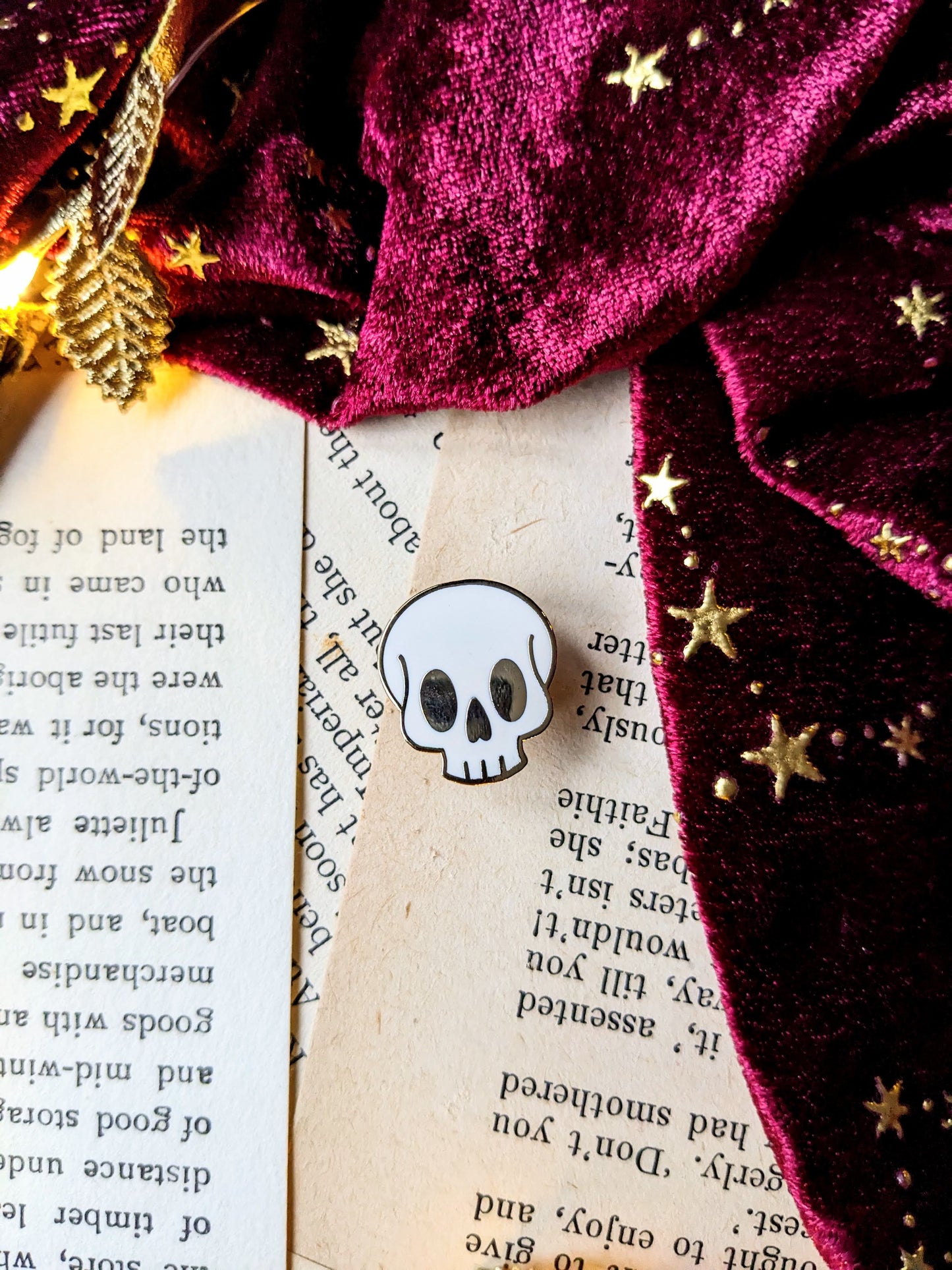 Skull hard enamel pin