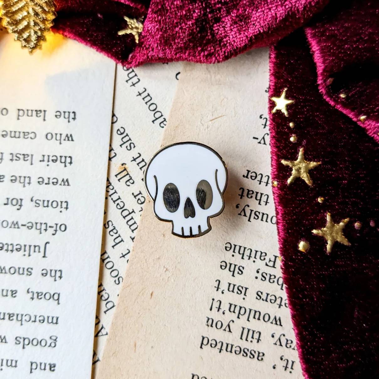 Skull hard enamel pin